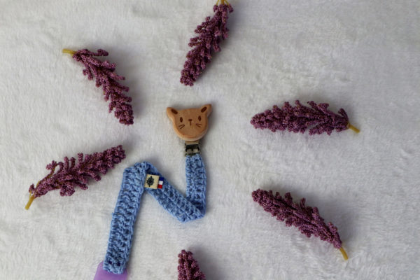 Accroche tétine en bois et en laine bleu