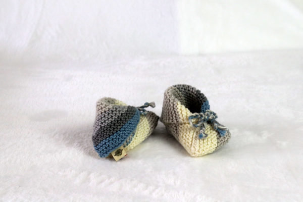 Chausson en laine coton biologique 3/6 mois de couleur bleu jean's, gris , beige creme.