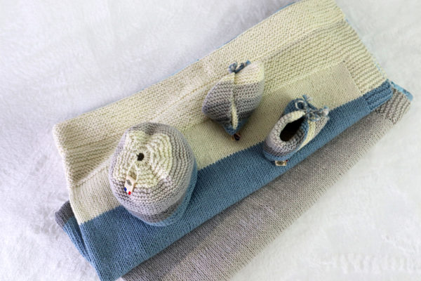 L'ensemble layette avec une couverture en laine biologique avec des chausson et bonnet 3/6 mois