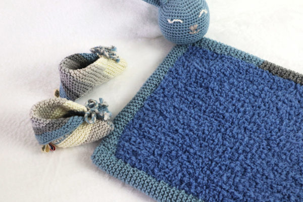 chausson 3/6 mois de couleur beige bleu jean beige creme accompagner d'un doudou lapin de couleur beige bleu jean beige crème.