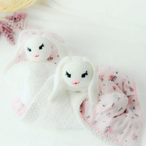 Deux doudou lapin blanc et rose