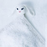Doudou chiffon moelleux avec une tête de lapin crocheté de couleur blanche