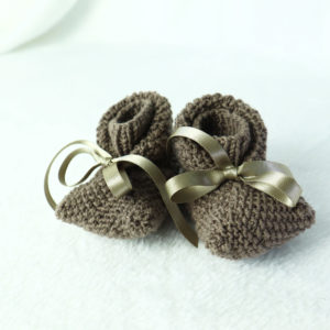 Une paire de chausson en laine 3/6mois de couleur marron