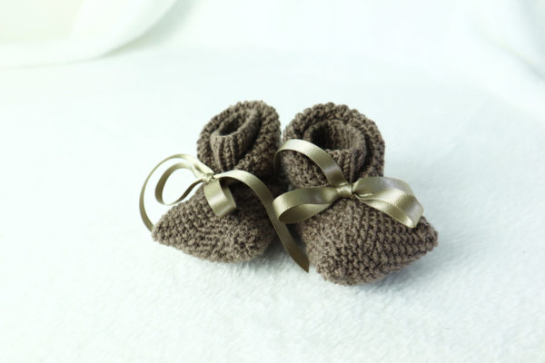 Une paire de chausson en laine 3/6mois de couleur marron