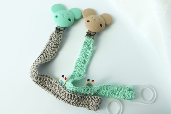 Deux accroches tétine en laine et silicone de couleur marron et vert d'eau