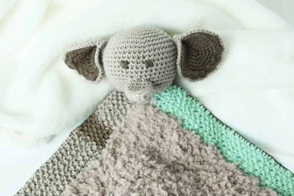 Doudou chiffon avec une tête d' éléphant crocheté couleur marron et vert d'eau.