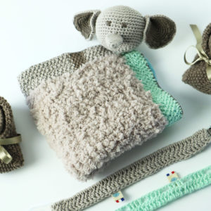 Un doudou super moelleux avec une tête d' éléphant crocheté deux accroches tétines et une paire de chausson . L'ensemble est en marron et vert d'eau