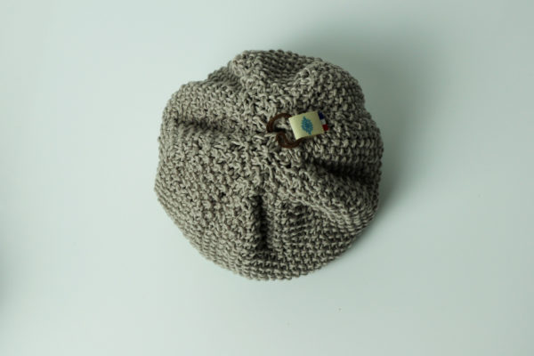 bonnet en tricot marron et vert d'eau