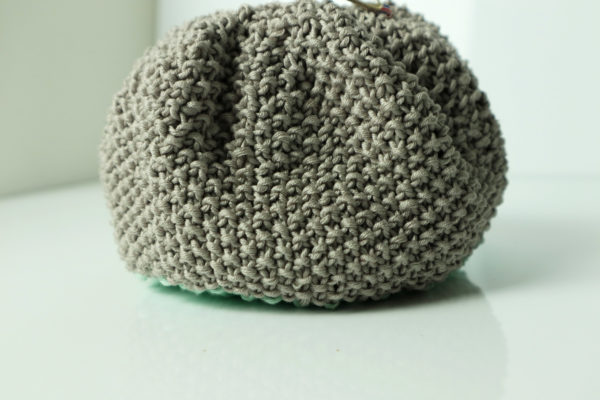 bonnet en tricot marron et vert d'eau