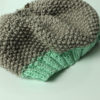 bonnet en tricot marron et vert d'eau