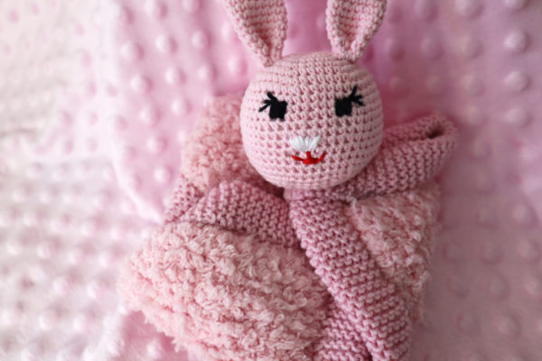 Mademoiselle Rose Doudou lapin, en forme de carré. En laine rose layette