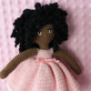Mademoiselle Rose Une poupée crocheter noir avec cheveux bouclés avec une robe rose et bordure blanche