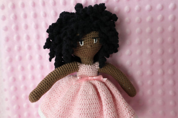 Mademoiselle Rose Une poupée crocheter noir avec cheveux bouclés avec une robe rose et bordure blanche