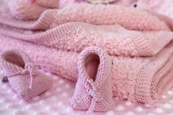 Mademoiselle Rose Chausson 3/6 mois, couverture carré extra douce rose.