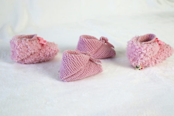 Mademoiselle Rose Une paire de chausson en laine naissance et une paire de chausson 3/6 mois en rose tendre layette.