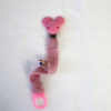 Mademoiselle Rose Accroche tétine en laine layette rose avec pour motif une petite souris silicone et une attache en silicone l' accroche tétine et entièrement rose