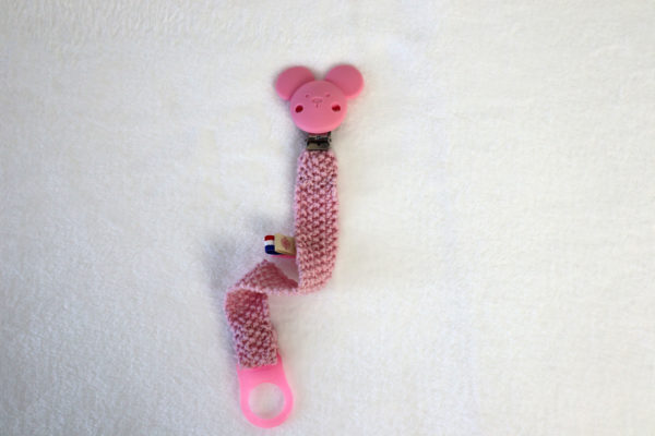 Mademoiselle Rose Accroche tétine en laine layette rose avec pour motif une petite souris silicone et une attache en silicone l' accroche tétine et entièrement rose