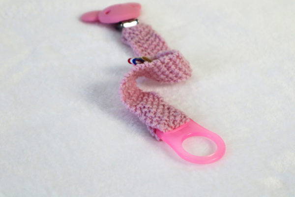 Mademoiselle Rose Accroche tétine en laine layette rose avec pour motif une petite souris silicone et une attache en silicone l' accroche tétine et entièrement rose