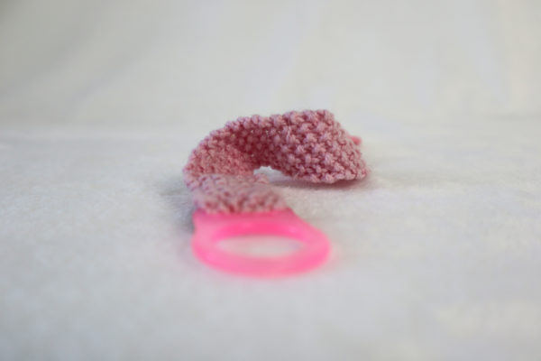 Mademoiselle Rose Accroche tétine en laine layette rose avec pour motif une petite souris silicone et une attache en silicone l' accroche tétine et entièrement rose